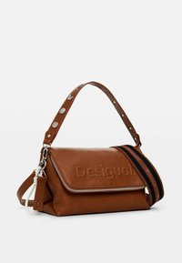 Borsa a mano in pelle marrone con chiusura a zip, logo embossato e tracolla staccabile con strisce e borchie. Texture liscia, forma rettangolare.