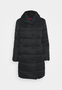 Černý prošívaný kabát s vysokým límcem, s knoflíkovým zapínáním, dvěma bočními kapsami a hladkým povrchem. Klasický kabát střední délky.