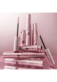 Collezione di tubi di mascara rosa di varie dimensioni, con scovolini neri e testo in rilievo. Finitura lucida con un design uniforme.
