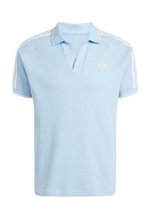 Polo a maniche corte di colore azzurro chiaro con texture, strisce bianche sulle spalle e piccolo logo Adidas bianco sul petto.
