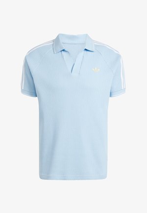 Polo a maniche corte di colore azzurro chiaro con texture, strisce bianche sulle spalle e piccolo logo Adidas bianco sul petto.