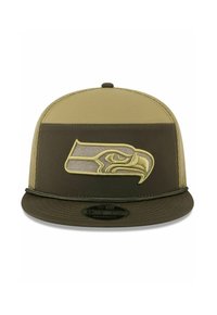 Grüne und beige Snapback-Mütze mit strukturiertem vorderen Bereich, der ein gesticktes Logo eines Vogelkopfes in Gelb und Grau zeigt. Mit flachem Schirm.