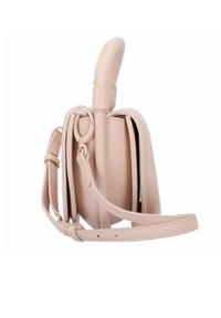 Pequeño bolso de piel rosa con una forma estructurada, un asa superior y una correa para el hombro ajustable, que presenta detalles de diseño minimalistas.