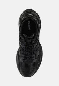 Sneaker atletico nero con pelle testurizzata, punta rotonda, chiusura con lacci e dettagli del logo sulla linguetta e sui lati.