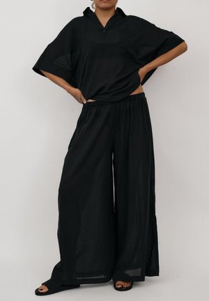 - Spodnie materiałowe