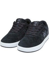 Sneakers negre din suede, cu vârf rotund, prezentând șireturi texturate negre, tălpi din cauciuc alb și un accent cu logo pe limba.