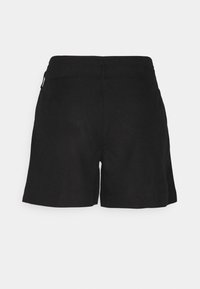 Schwarze Leinen-Shorts mit maßgeschneidertem Design, mittelhohem Bund und sauberer Nahtführung. Die Rückseite präsentiert ein glattes, sauberes Finish.