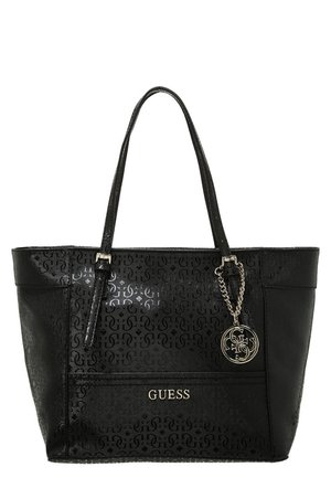 Zwarte Guess totebag met gestructureerd patroon, twee schouderbanden, metalen logohangertje en "GUESS"-tekst middenvoor.