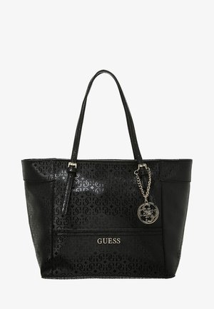 Sac fourre-tout noir Guess avec motif texturé, deux bretelles, pendentif logo en métal et texte "GUESS" au centre avant.