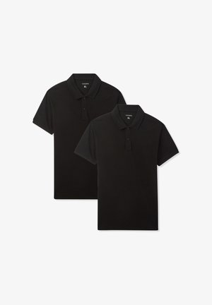 Due magliette polo nere in cotone, con maniche corte, colletto e chiusura frontale a due bottoni. Taglia XL esposta sull'etichetta.