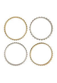 Zestaw czterech pierścionków z falistą krawędzią w złotym i srebrnym metal. Dwa złote pierścionki i dwa srebrne pierścionki, okrągłe z gładkim wykończeniem.