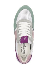 Bunt gefärbter Sneaker mit einem Obermaterial aus grünem, pinkem und grauem Wildleder sowie weißem Mesh, flachen weißen Schnürsenkeln und einer bedruckten weißen Innensohle.