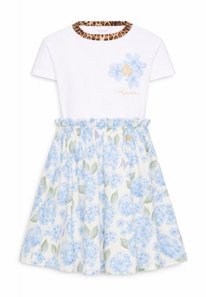 Robe blanche à manches courtes avec encolure imprimée léopard, jupe à imprimé floral bleu clair et broderie de fleurs bleues sur la poitrine.