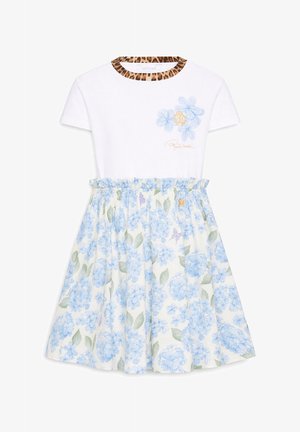 Vestido blanco de manga corta con escote de estampado de leopardo, falda con estampado floral azul claro y bordado de flores azules en el pecho.