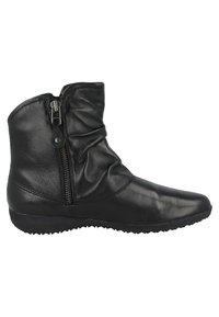 Bottine en cuir noir à design froncé, fermeture éclair sur le côté, bout pointu et semelle en caoutchouc texturée pour une meilleure adhérence.