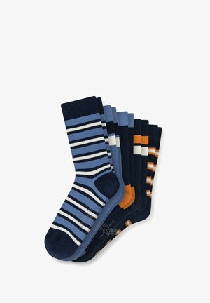 Fünf Paar mittelhohe Socken mit horizontalen Streifen in Blau, Marineblau, Weiß und Orange, übereinander angeordnet auf einem weißen Hintergrund.