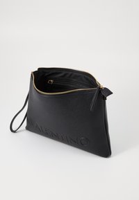 Borsa a pochette nera in pelle con finitura texturizzata, zip dorata e nome del marchio impresso sul fronte. Inclusa tracolla rimovibile.