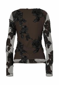 Mustast läbipaistvast võrgust pika varrukaga pluus, millel on tikitud suured lillemustrid, mis katavad keha ja varrukad. Pluus on keha järgiva lõikega ning ümarate kaelustega.