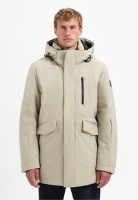 Beige waterdichte parka met een hoge kraag, verstelbare capuchon, voorzak met rits en dubbele zijzakken. Hete, matte textuur.