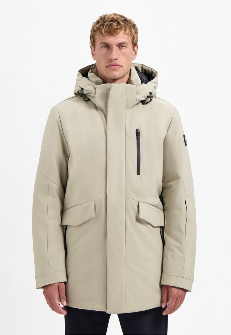 Beige waterdichte parka met een hoge kraag, verstelbare capuchon, voorzak met rits en dubbele zijzakken. Hete, matte textuur.