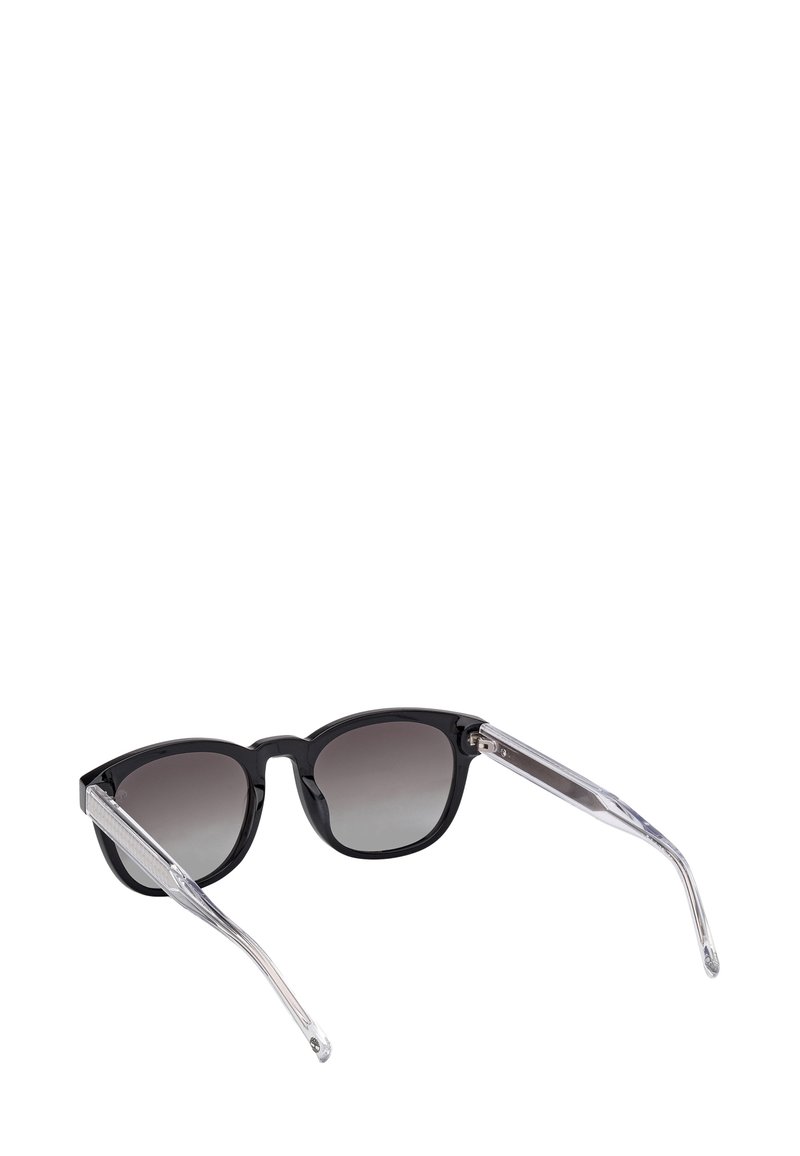 Schwarze Sonnenbrille mit verlaufenden dunklen Gläsern und transparenten Bügeln auf weißem Hintergrund.