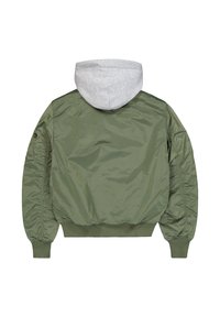 Giubbotto bomber verde oliva con cappuccio grigio, caratterizzato da una texture liscia, polsini elasticizzati e una tasca con zip sul maniche sinistro.