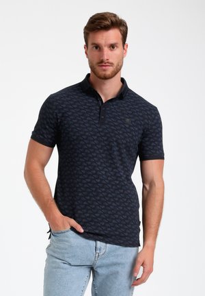 Navy polo shirt met een subtiel geometrisch patroon, korte mouwen, drie-knopen placket en zwarte kraagdetail.