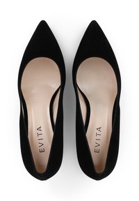 Escarpins en velours noir à bout pointu avec un design latéral ouvert et une semelle intérieure beige arborant le nom de la marque "EVITA" en relief. Texture lisse.