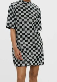 Kurzes Ärmelkleid im schwarz-weißen Karomuster; aus strukturiertem Stoff mit hohem Halsausschnitt und lockerer Passform.