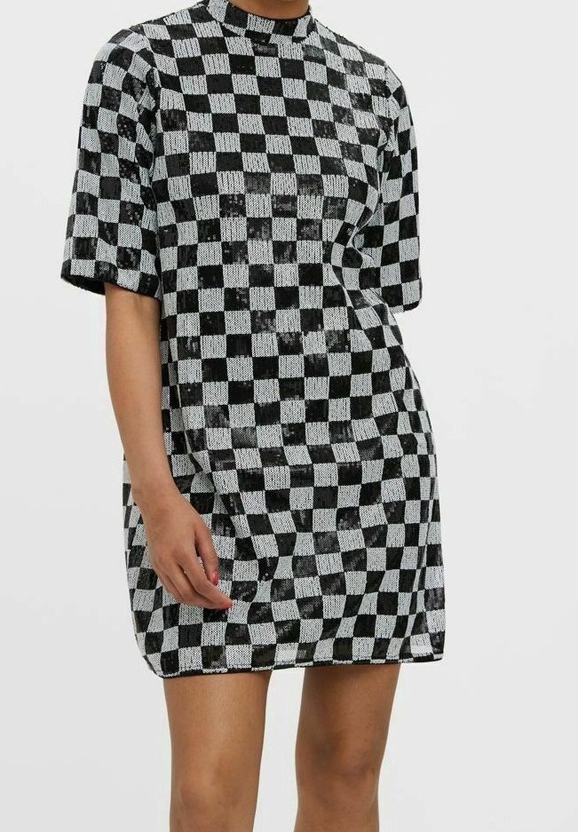 Kurzes Ärmelkleid im schwarz-weißen Karomuster; aus strukturiertem Stoff mit hohem Halsausschnitt und lockerer Passform.