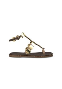 Sandalo flat in pelle marrone con design a infradito, caratterizzato da accenti circolari dorati e una cinghia con dettagli a fibbia.