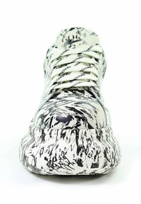 Masywne sneakersy z czarno-białym abstrakcyjnym marmurkowym wzorem i dopasowanymi sznurowadłami na grubej, teksturowanej podeszwie.