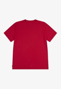 Κόκκινο κοντομάνικο μπλουζάκι από βαμβάκι. Ομαλή υφή, στρογγυλή λαιμόκοψη και απλό σχέδιο χωρίς γραφικά ή διακοσμητικά στοιχεία. Εμφανίζεται η πίσω όψη.