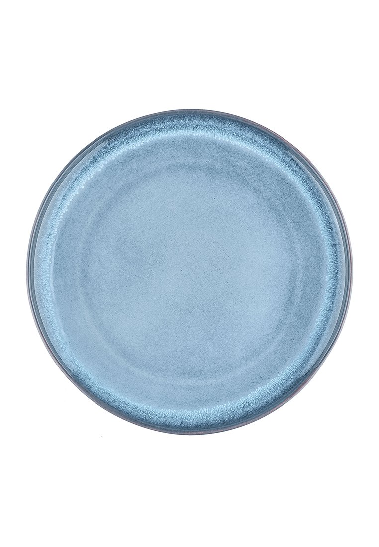 Piatto ceramico rotondo di colore azzurro chiaro con superficie liscia e lucida e un bordo leggermente texturizzato. Adatto per la tavola e per l'esposizione.