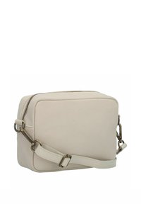 Bolso cruzado de cuero beige claro con forma rectangular, cierre de cremallera y correa ajustable con acentos de metal.