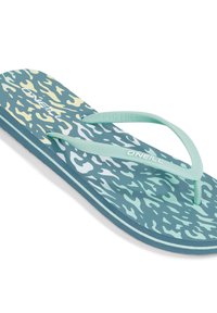 Sandaalit, joissa on teksturoitu teal-pohja, jossa on kevyesti keltainen ja valkoinen camouflagemalli; pehmeät mintunvihreät hihnat, joissa on merkintä "PVC FREE."