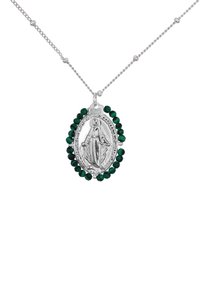 Collana d'argento con un medaglione ovale con figura in rilievo, circondato da perline verdi. La catena è delicata con piccoli dettagli.