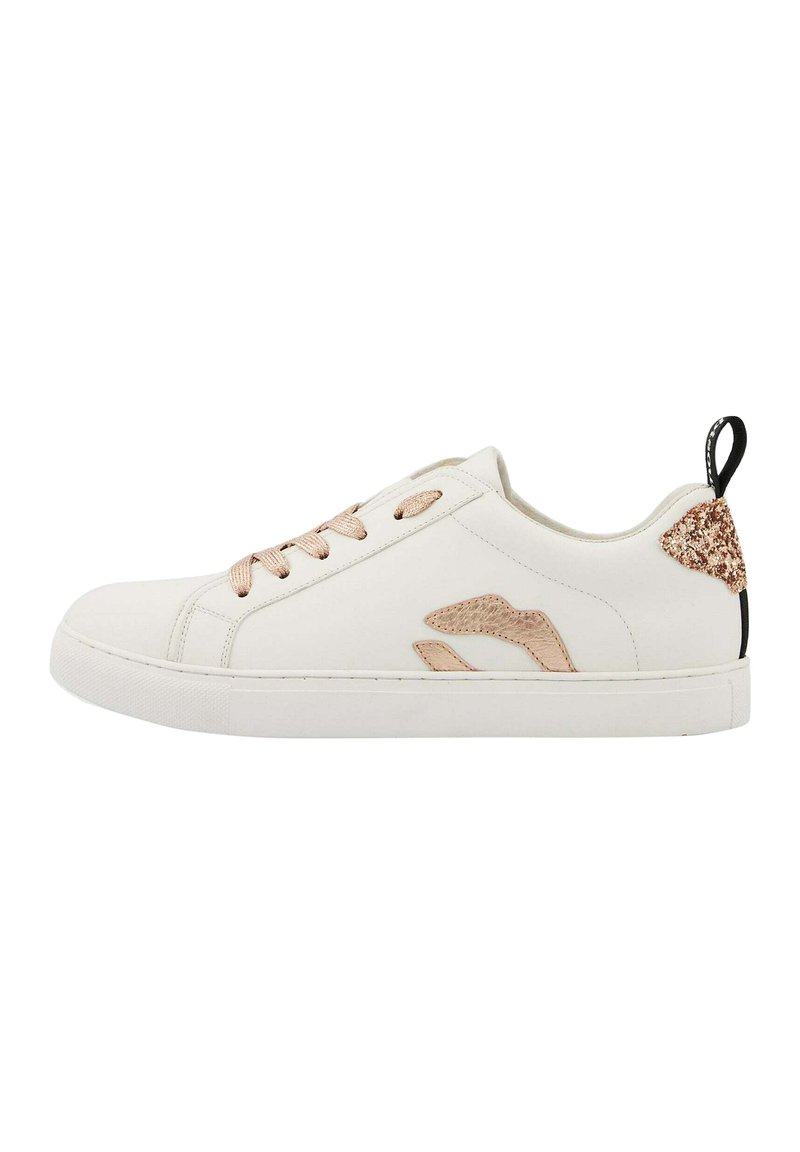 Basket blanche avec des accents rose doré, logo texturé sur le côté, lacets plats, et une languette de talon noire. La semelle en caoutchouc offre adhérence et durabilité.