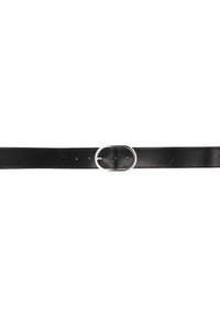 Cinturón de cuero negro con una hebilla ovalada metálica, textura suave y cinco agujeros de ajuste para el tamaño. Diseño minimalista, sin patrones.