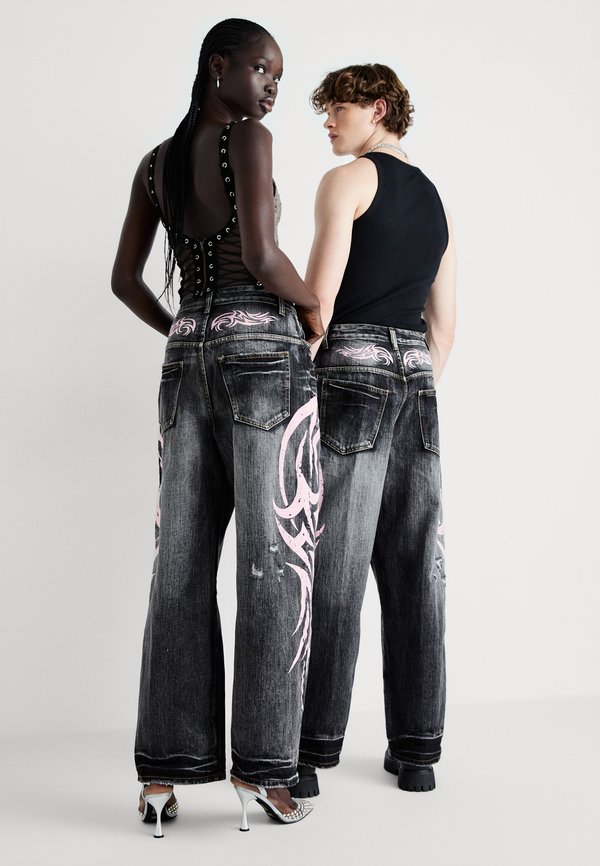 TATTOO XL COLOSSUS UNISEX - Loose Jeans4