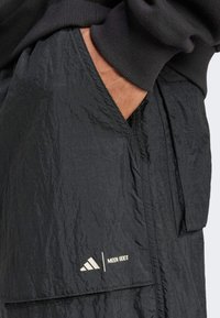 adidas Sportswear - MOON BOOT PARACHUTE WIDE - Donji dijelovi trenirke - black Minijatura 1