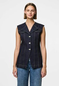 Mörk denim ärmlös väst med en stor spetsig krage, fem silverknappar och gula sömmar samt en något krökt fåll.