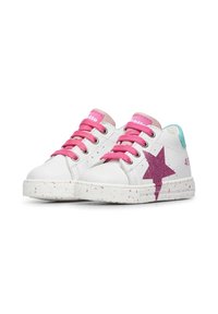 Sneakers bianchi con lacci e dettagli rosa, caratterizzati da un design a stella glitterata viola e una suola testurizzata e maculata.