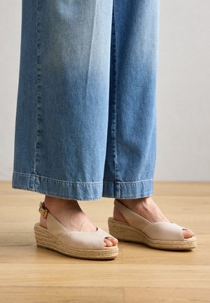 Bežid paksed slingback kingad avatud varbaga, valmistatud siledatest materjalidest, millel on plekitud jute vaheosa ja reguleeritav pahklöögi rihm.