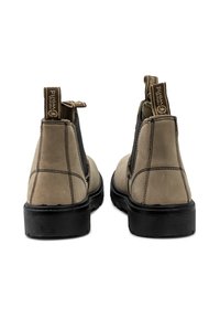 Stivali Chelsea in suede marrone con pannelli elastici laterali, cuciture a contrasto e suole in gomma nera. Inclusi tasselli per indossarli facilmente.