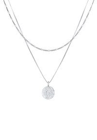 Collana d'argento con due catene; una ha una finitura liscia, l'altra un design intrecciato. Presenta un ciondolo circolare con texture.