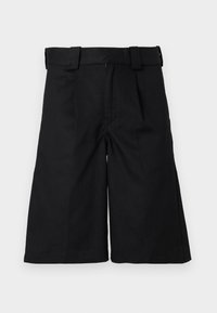 Shorts noirs amples mi-mollet avec passants de ceinture et taille haute, présentés sur fond blanc.