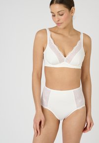 Wit lingerieset met een zachte bralette met kantaccenten en een diepe V-hals, en een hooggewaist slip met zijpanelen van bloemenkant.