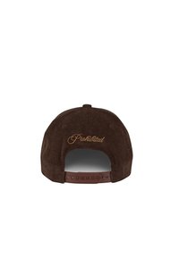 Casquette snapback en velours côtelé marron foncé avec une sangle réglable et le mot « Prohibited » brodé en fil d'or à l'arrière.