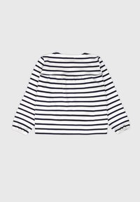 T-shirt à manches longues avec un col rond, présentant des rayures horizontales bleu marine et blanches, et un détail froncé dans le dos. Tissu en coton doux.
